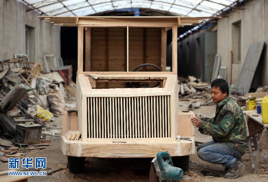نجار صيني يصنع سيارة كهربائية من الخشب يدويا