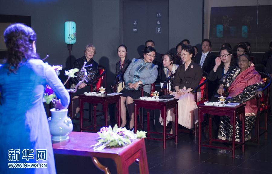 زوجة الرئيس الصيني تصحب زوجات رؤساء أجانب في جولة لمتحف العاصمة