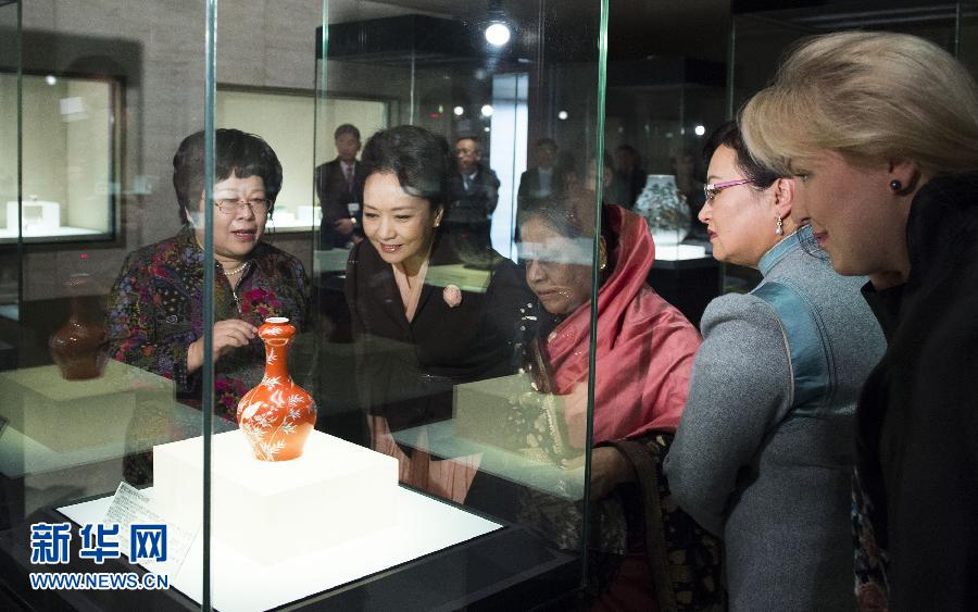 زوجة الرئيس الصيني تصحب زوجات رؤساء أجانب في جولة لمتحف العاصمة