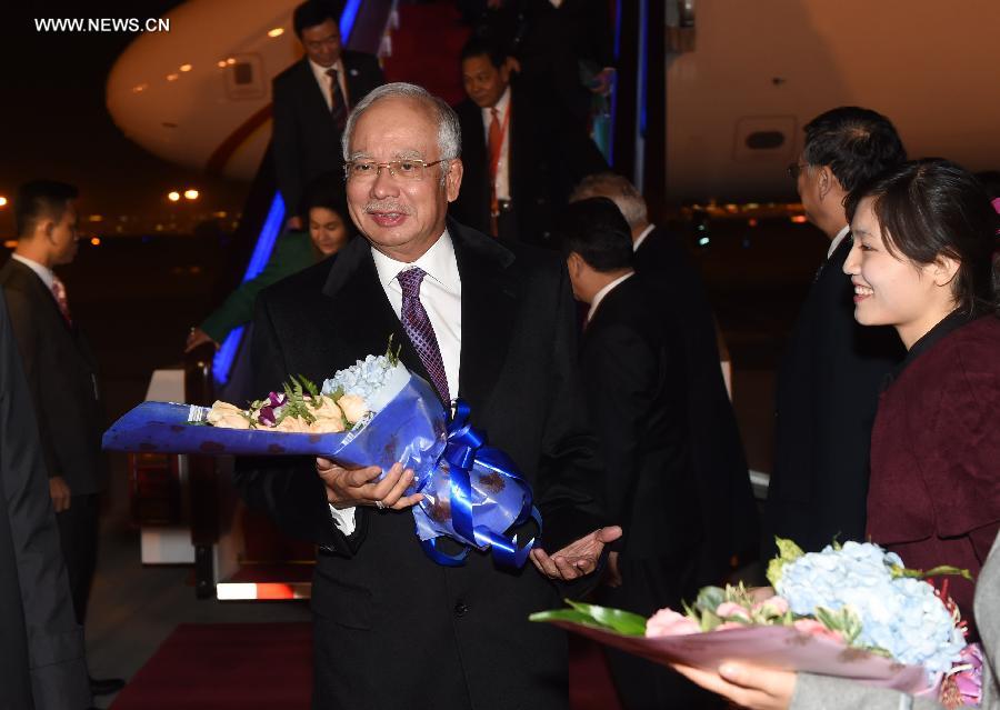 رئيس الوزراء الماليزي يصل بكين لحضور اجتماع الأبيك