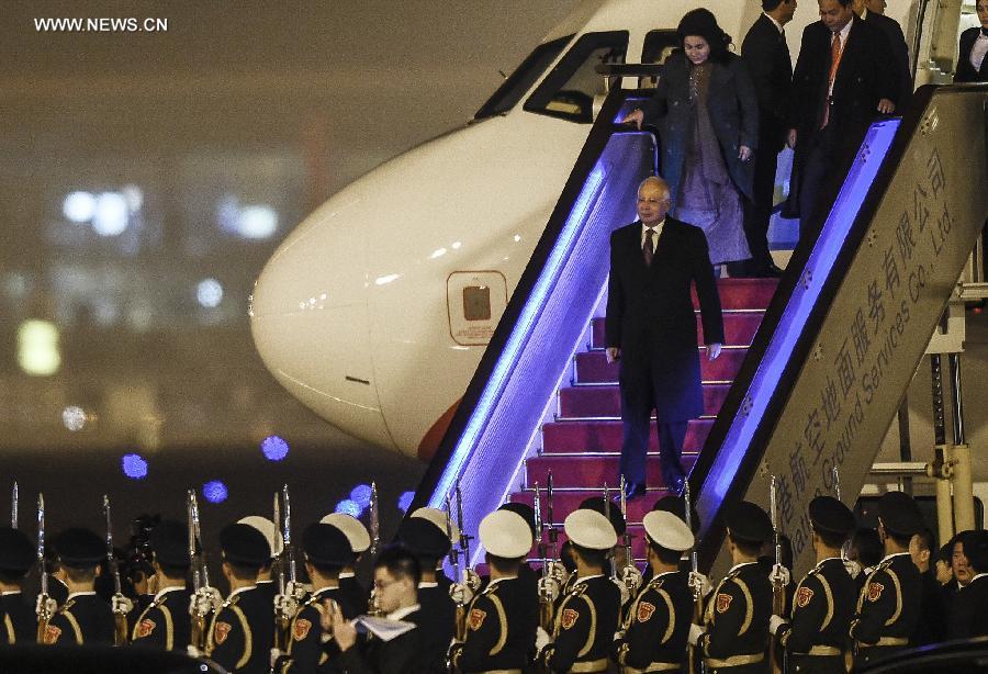 رئيس الوزراء الماليزي يصل بكين لحضور اجتماع الأبيك