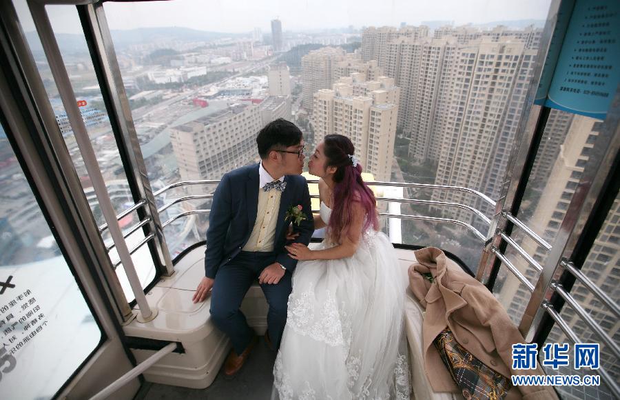 حفل زفاف فى الهواء ل22 زوجا من العروسين بشرق الصين