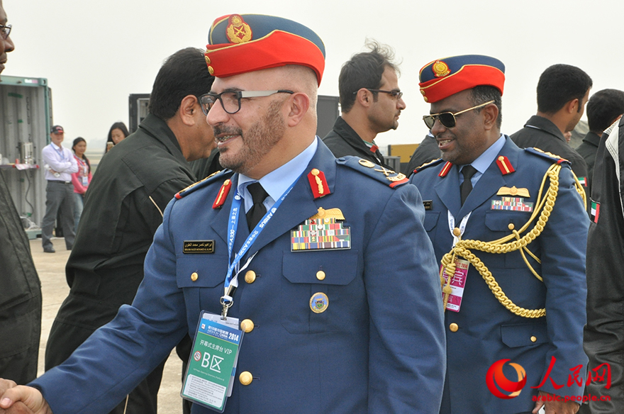 حصريا: قائد القوات الجوية والدفاع الجوي للإمارات يلتقي بـ "فريق فرسان الإمارات" في الصين