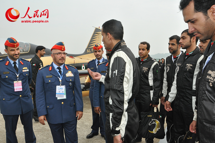 حصريا: قائد القوات الجوية والدفاع الجوي للإمارات يلتقي بـ "فريق فرسان الإمارات" في الصين