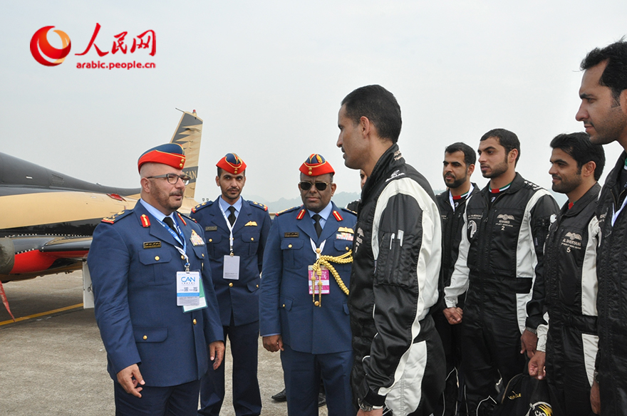 حصريا: قائد القوات الجوية والدفاع الجوي للإمارات يلتقي بـ "فريق فرسان الإمارات" في الصين