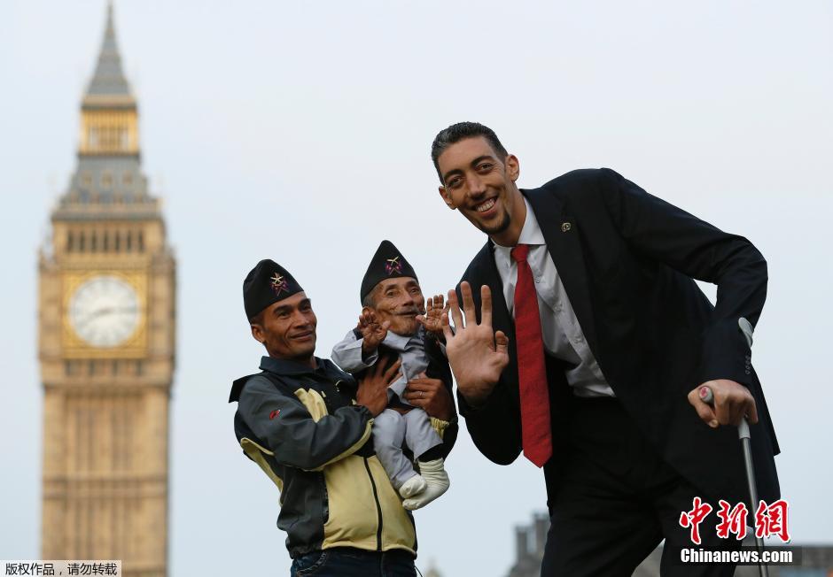 أطول وأقصر رجلين في العالم يجتمعان في لندن