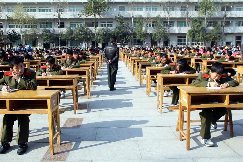 1200 طالب صيني يمتحنون في الملعب والتلسكوب يصبح  المراقب