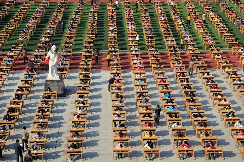 1200 طالب صيني يمتحنون في الملعب والتلسكوب يصبح  المراقب