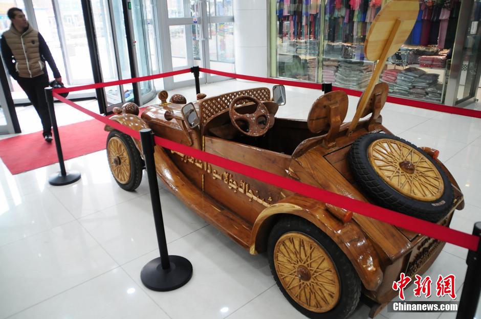 سيارة رياضية مصنوعة من الخشب نادرة تظهر في شينجيانغ