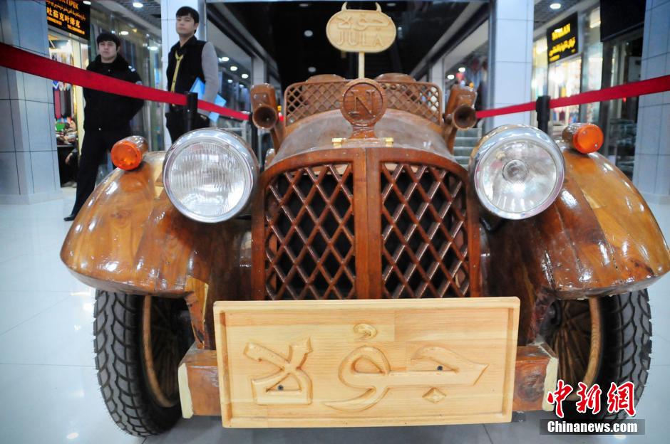 سيارة رياضية مصنوعة من الخشب نادرة تظهر في شينجيانغ