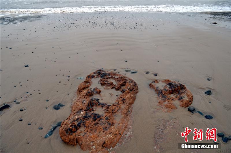 ظهور شاطئ رملي نادر من الدم يثير الاهتمام في الصين