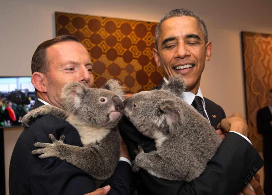 في 15 نوفمبر الجاري، وعلى هامش إنعقاد قمة مجموعة الـ 20 بأستراليا، احتضن كل من الرئيس الأمريكي باراك أوباما ورئيس الوزراء الأسترالي آبوات جروي كوالا.