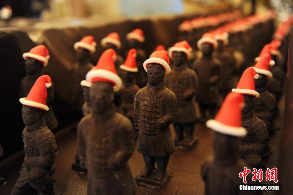 تماثيل الجنود والخيول من الشوكولاته تستقبل عيد الميلاد