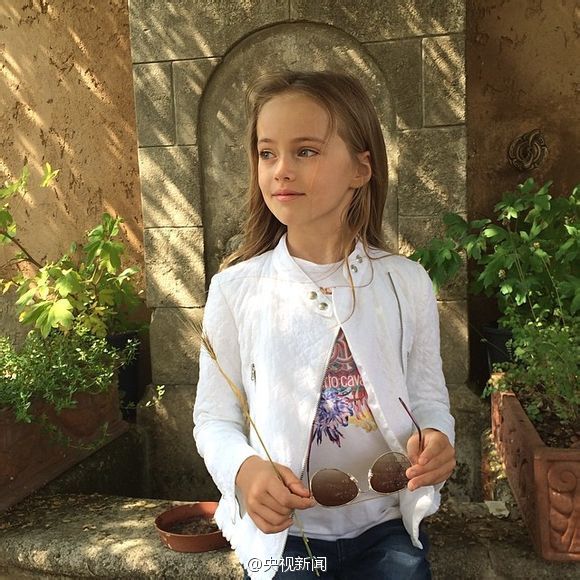 فتاة روسية عمرها 9 سنوات فقط تصبح عارضة ازياء دولية