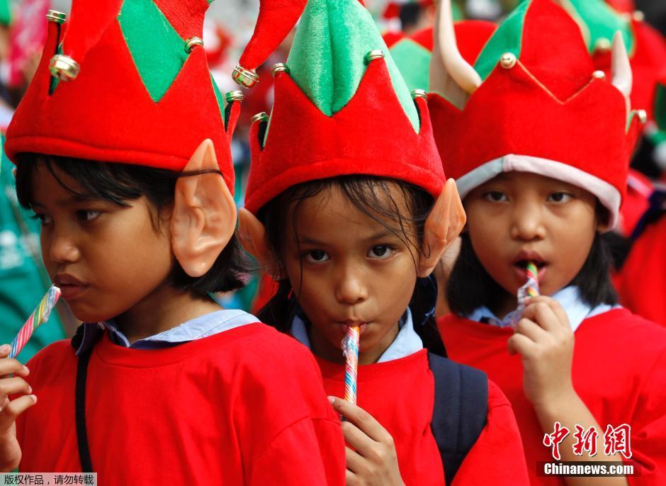 تسجيل 1762 طفل تايلاندي متنكرين "أقزام" عيد الميلاد رقما قياسيا عالميا