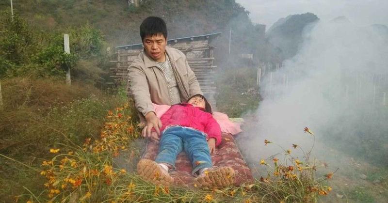  والد صيني يدخن ابنته بحرق  العقاقير للعلاج من مرض الدم