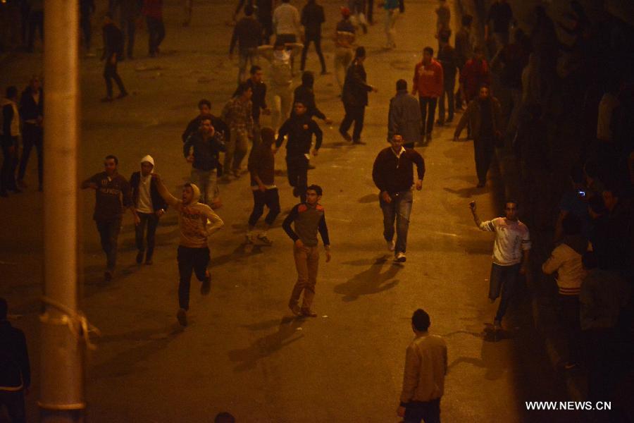 مصر: الشرطة تفرق محتجين على براءة مبارك بالقنابل المسيلة للدموع