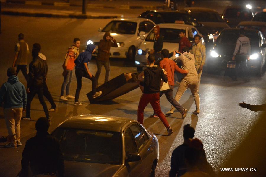مصر: الشرطة تفرق محتجين على براءة مبارك بالقنابل المسيلة للدموع