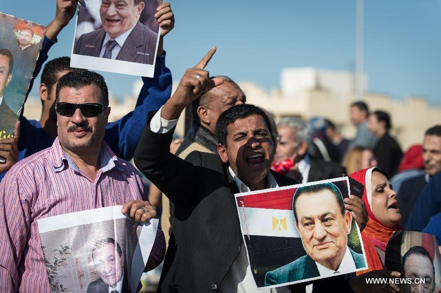 تبرئة مبارك ونجليه ووزير داخليته ومعاونيه من تهم قتل المتظاهرين والفساد المالي