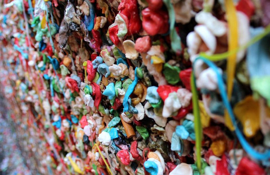 موقع سياحي الأكثر اثارة  للاشمئزاز في العالم.."جدار العلكة" في سياتل