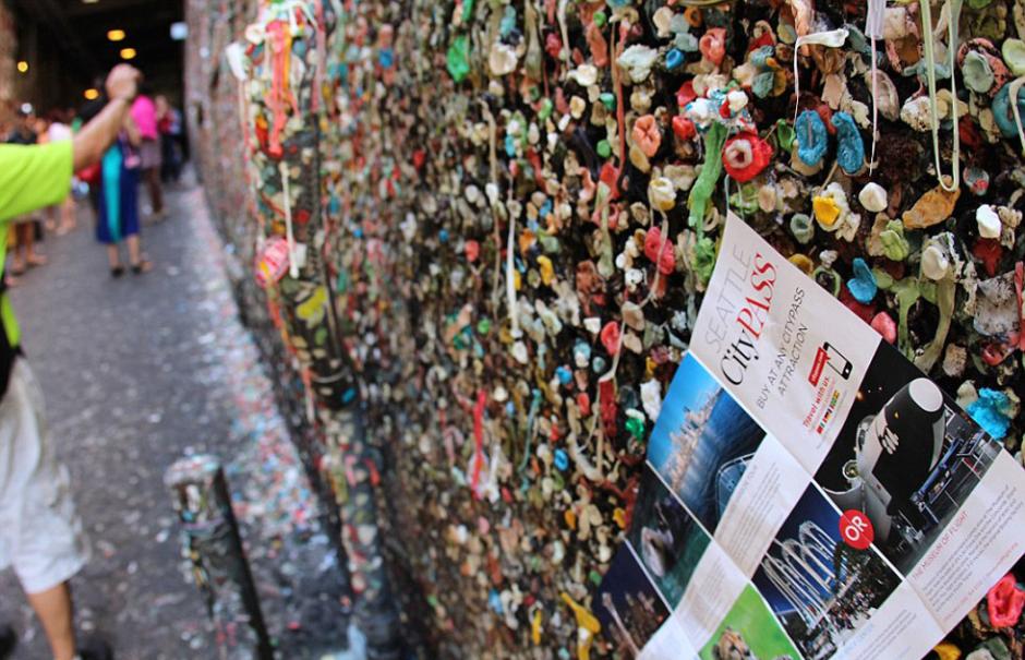 موقع سياحي الأكثر اثارة  للاشمئزاز في العالم.."جدار العلكة" في سياتل