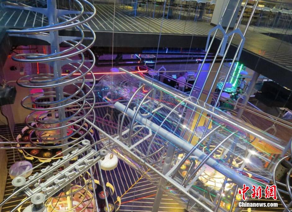 الإمارات تطلق أكبر مطعم على السفينة الدوارة في العالم