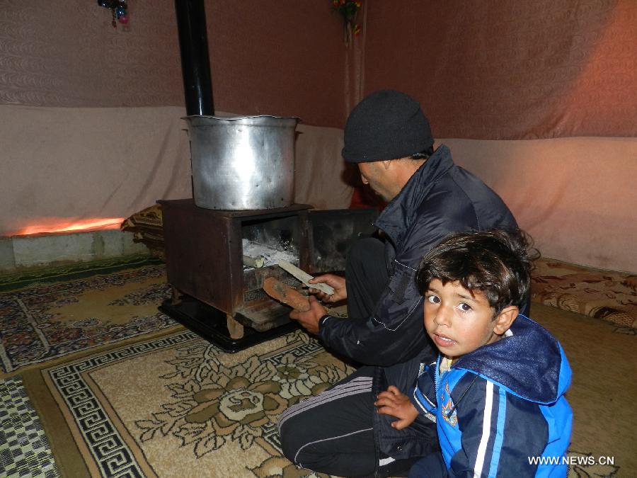 (تحقيق) : النازحون السوريون في لبنان: سنموت بردا وجوعا مع قرار وقف المساعدات الغذائية