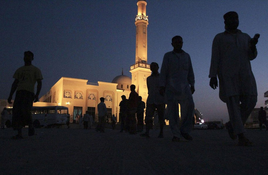 صور تكشف عن حياة العمال المهاجرين في دبي