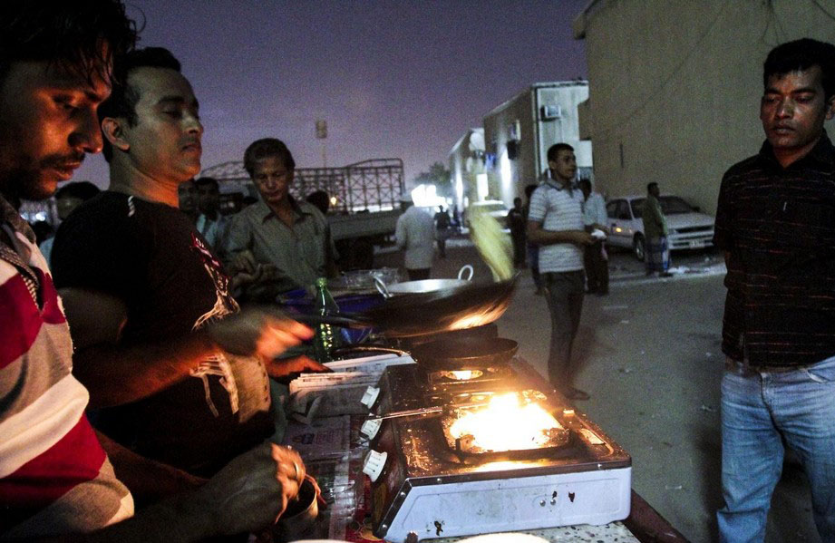 صور تكشف عن حياة العمال المهاجرين في دبي