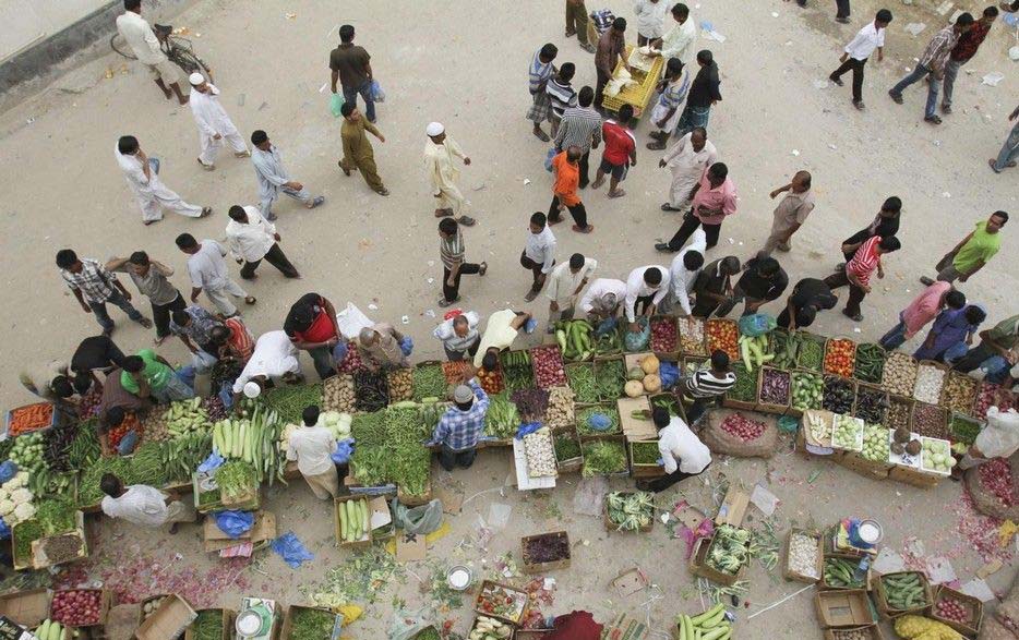 صور تكشف عن حياة العمال المهاجرين في دبي