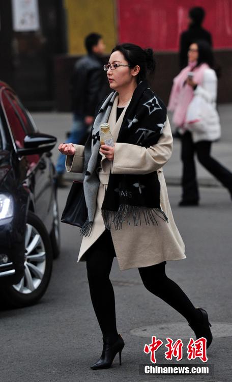 موضة الشارع: حسناوات بتشنغدو يرتدين التنانير في الشتاء