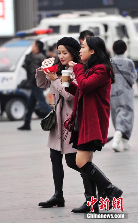 موضة الشارع: حسناوات بتشنغدو يرتدين التنانير في الشتاء