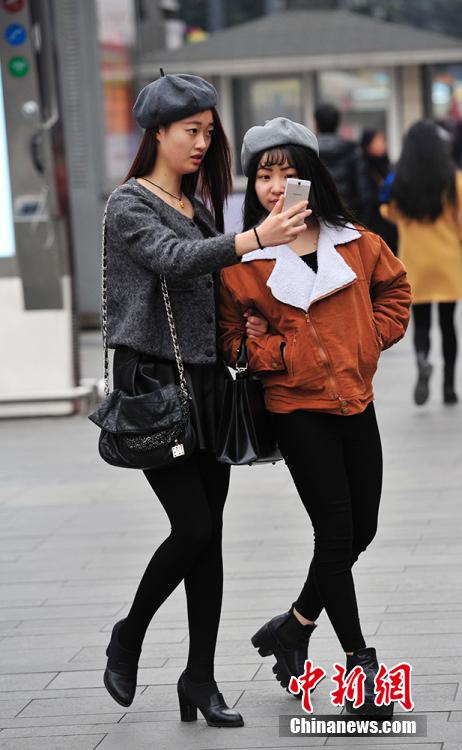 موضة الشارع: حسناوات بتشنغدو يرتدين التنانير في الشتاء