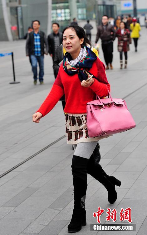 موضة الشارع: حسناوات بتشنغدو يرتدين التنانير في الشتاء