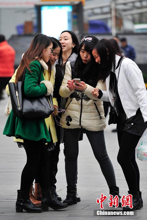 موضة الشارع: حسناوات بتشنغدو يرتدين التنانير في الشتاء