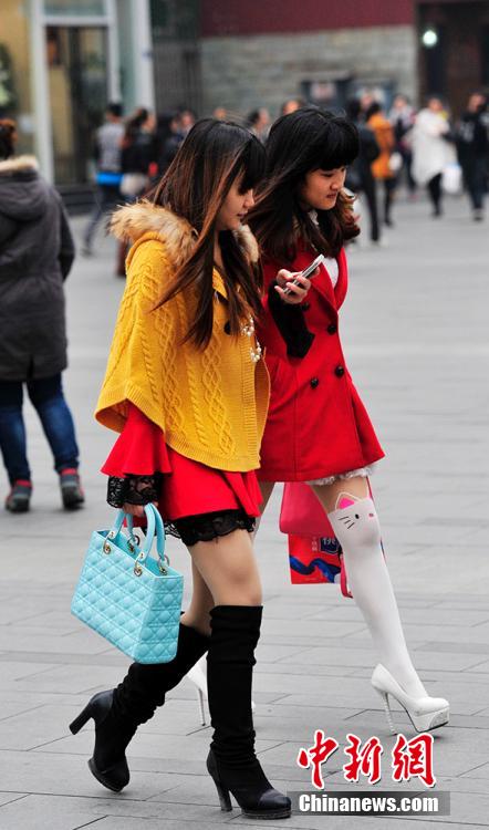 موضة الشارع: حسناوات بتشنغدو يرتدين التنانير في الشتاء