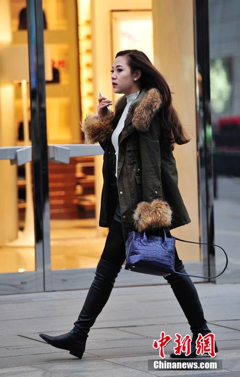 موضة الشارع: حسناوات بتشنغدو يرتدين التنانير في الشتاء