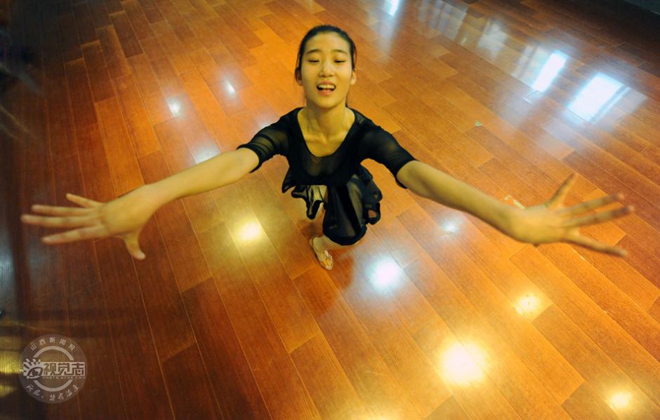 قصة بالصور: فتاة صينية تستعد لامتحان الرقص
