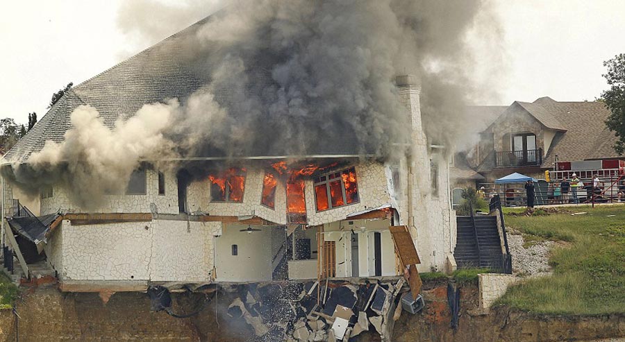 أحرق زوجان فى ولاية تكساس الأمريكية منزلهما الفاخر الذى مساحته 372 متر مربع وقيمته 700 ألف دولار أمريكية تقريبا بعد انتقالهما منه.
