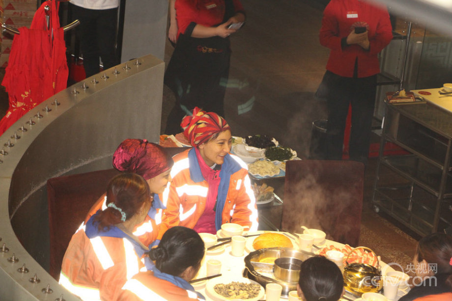 دعوة المطاعم بشينجيانغ عمال التنظيف إلى تناول الأطعمة شكرا لأعمالهم