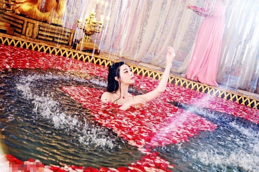 لقطات جميلة للممثلة فان بينغ بينغ في المسلسل التلفزيوني "ملكة وو تسه تيان"