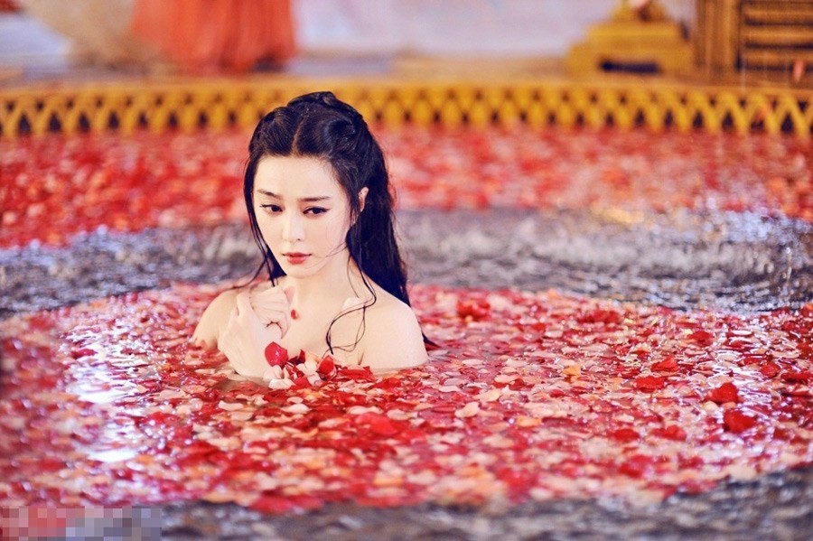 لقطات جميلة للممثلة فان بينغ بينغ في المسلسل التلفزيوني "ملكة وو تسه تيان"