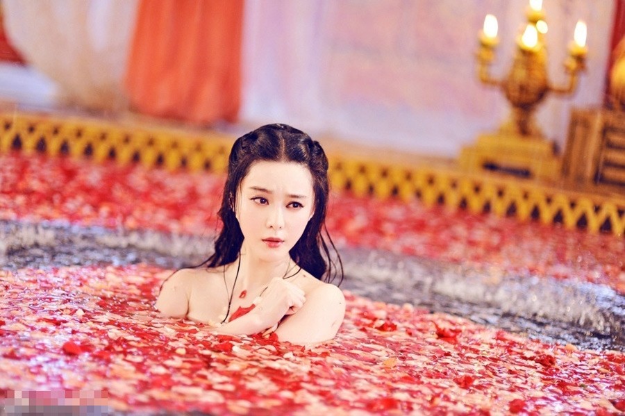 لقطات جميلة للممثلة فان بينغ بينغ في المسلسل التلفزيوني "ملكة وو تسه تيان"