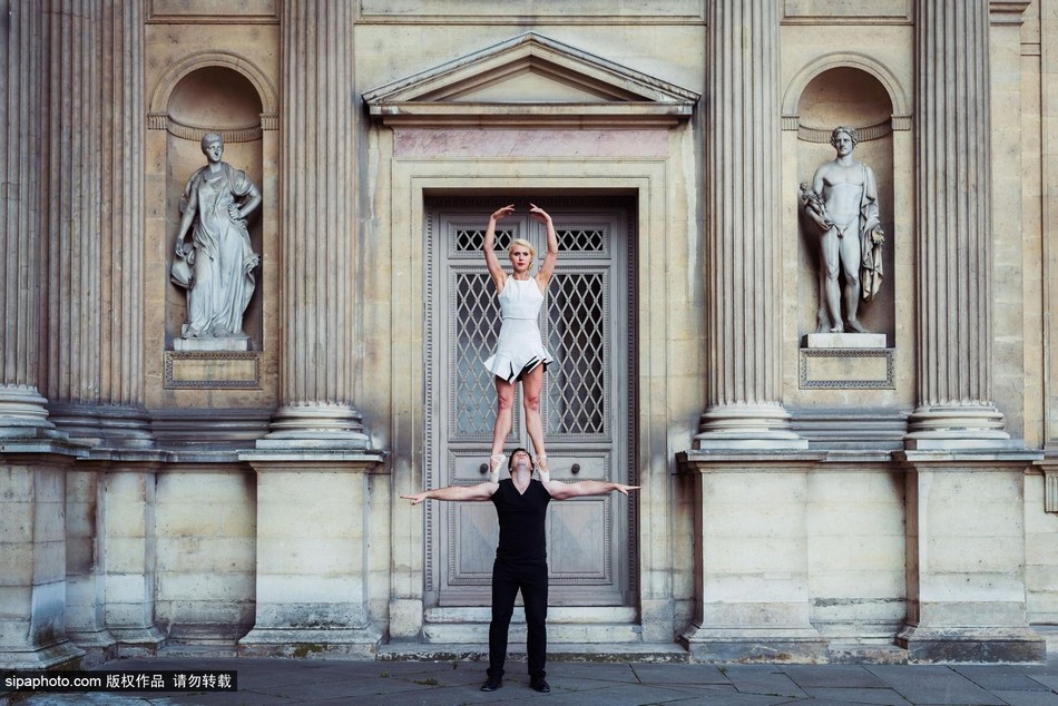 راقصة تتجول فى العالم واقفة على قمة رأس وكتفي عشيقها