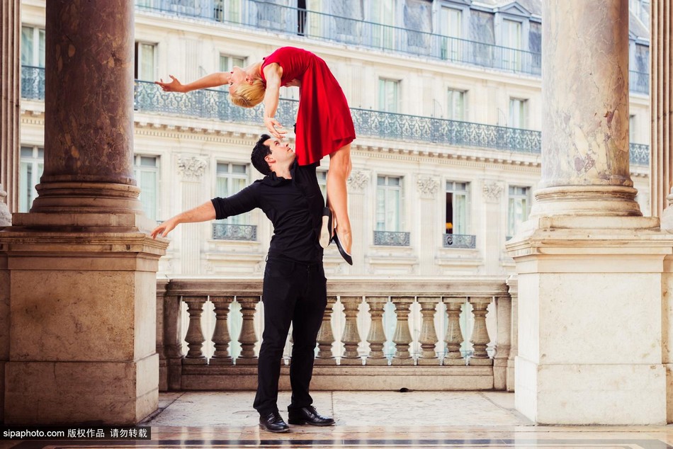 راقصة تتجول فى العالم واقفة على قمة رأس وكتفي عشيقها