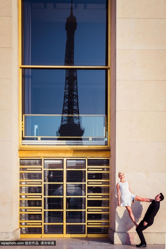 راقصة تتجول فى العالم واقفة على قمة رأس وكتفي عشيقها