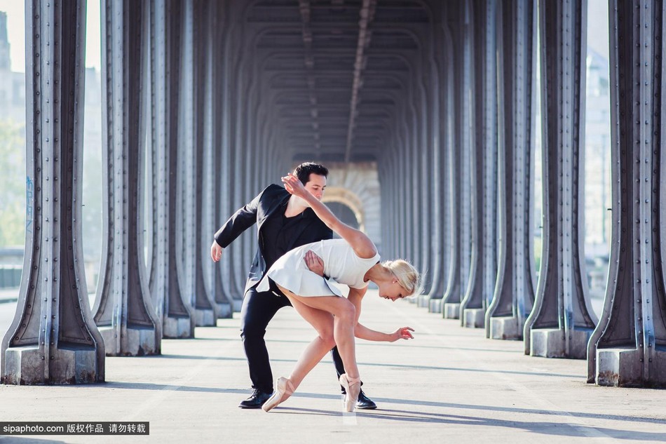 راقصة تتجول فى العالم واقفة على قمة رأس وكتفي عشيقها