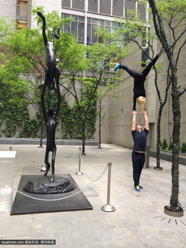 راقصة تتجول فى العالم واقفة على قمة رأس وكتفي عشيقها