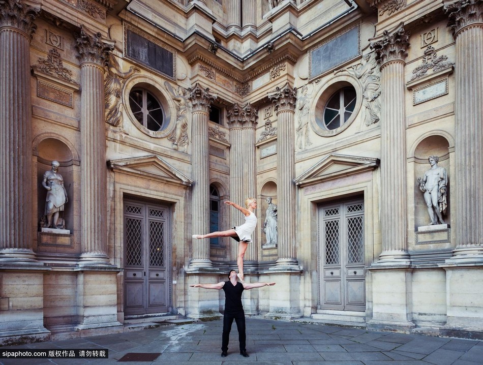 راقصة تتجول فى العالم واقفة على قمة رأس وكتفي عشيقها