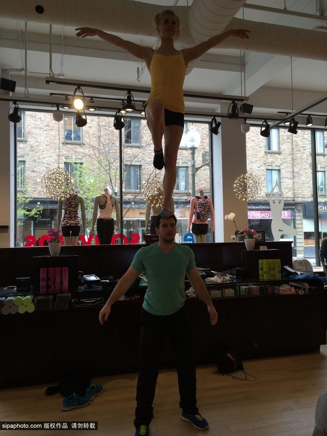 راقصة تتجول فى العالم واقفة على قمة رأس وكتفي عشيقها